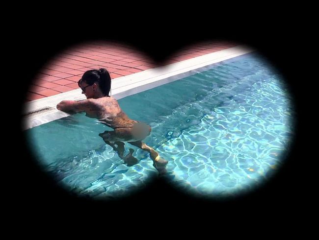 Sari-Sander's Porno Video: Unfassbar! Verrückter Fan spannt im Freibad und folgt mir nach Hause!