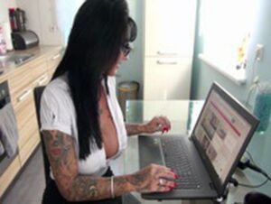 Sari Sander Porno Video: Skandal! Sekretärinnenschlampe mit Analplug fickt Chef für Job.